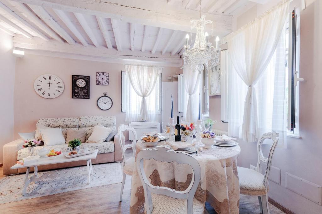 Casa Monique, A Smart Designed Sweet Air Conditioned Apartment Inside the Walls of Lucca – Lucca